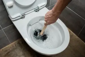 Toilette verstopft und wird gereinigt